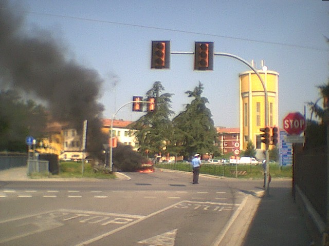 incendio di un auto su Ponte Rana, avvenuto il 14 giugno 2003 verso le 10 del mattino